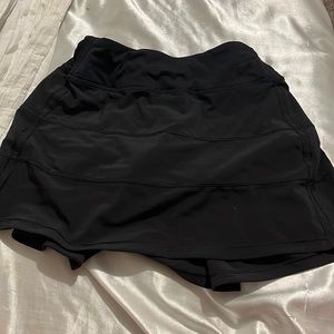 black lulu skirt size 4 Tall (string on inside broke)